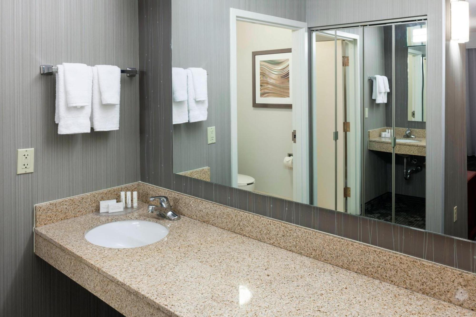 מלון Courtyard By Marriott Wichita East מראה חיצוני תמונה